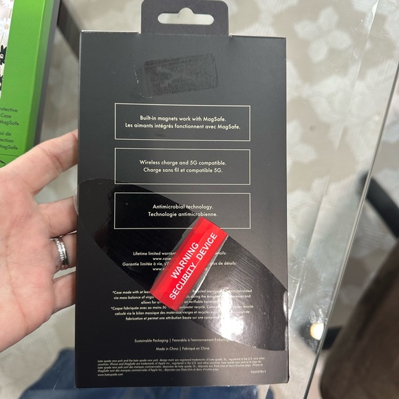 Kate SPade ♠️new iPhone case 15 Pro Daisy chain 🌼new in box Macy's Magsafe - Picture 2 of 4